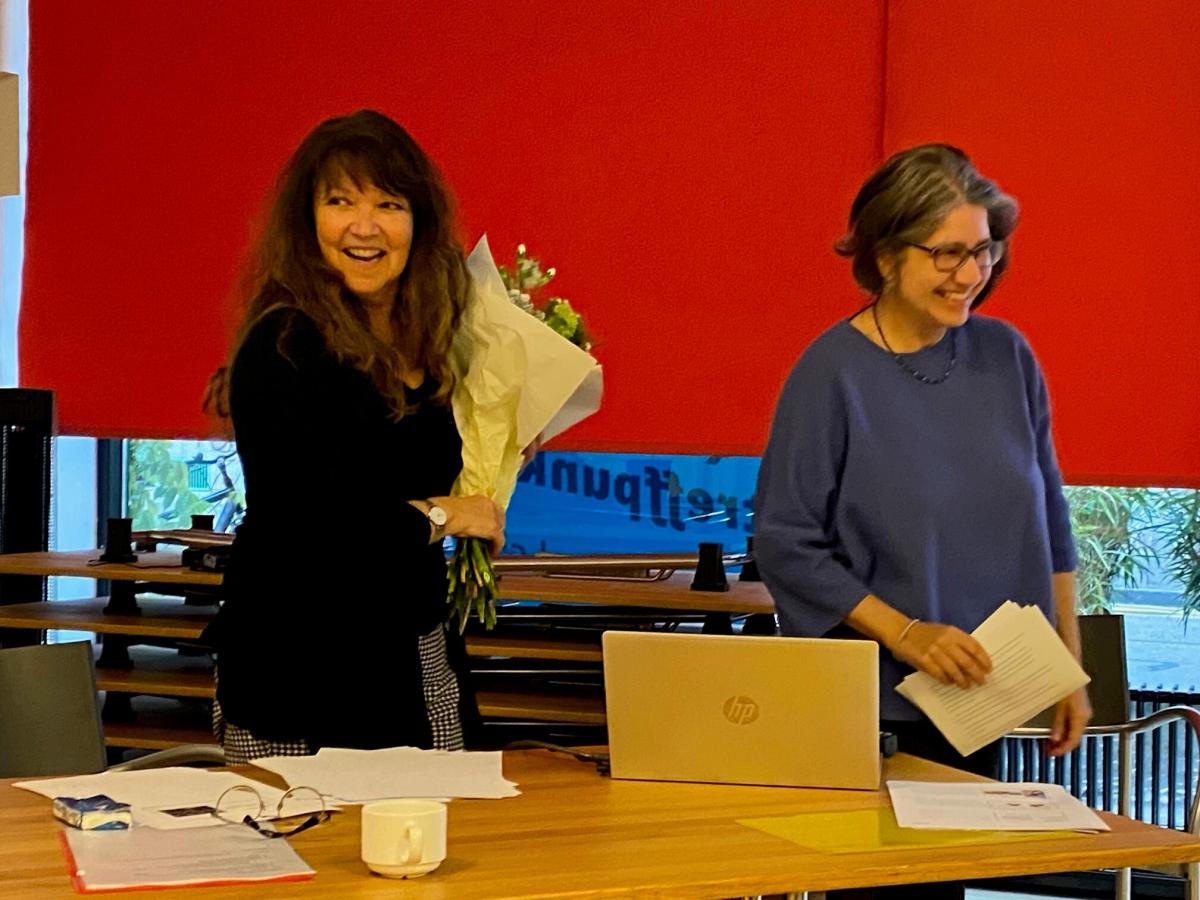 Co-Gesch&auml;ftsf&uuml;hrerin Manuela Di Marco (links) und Vorstands-Vizepr&auml;sidentin Maya Natarajan an der Mitgliederversammlung 2024.