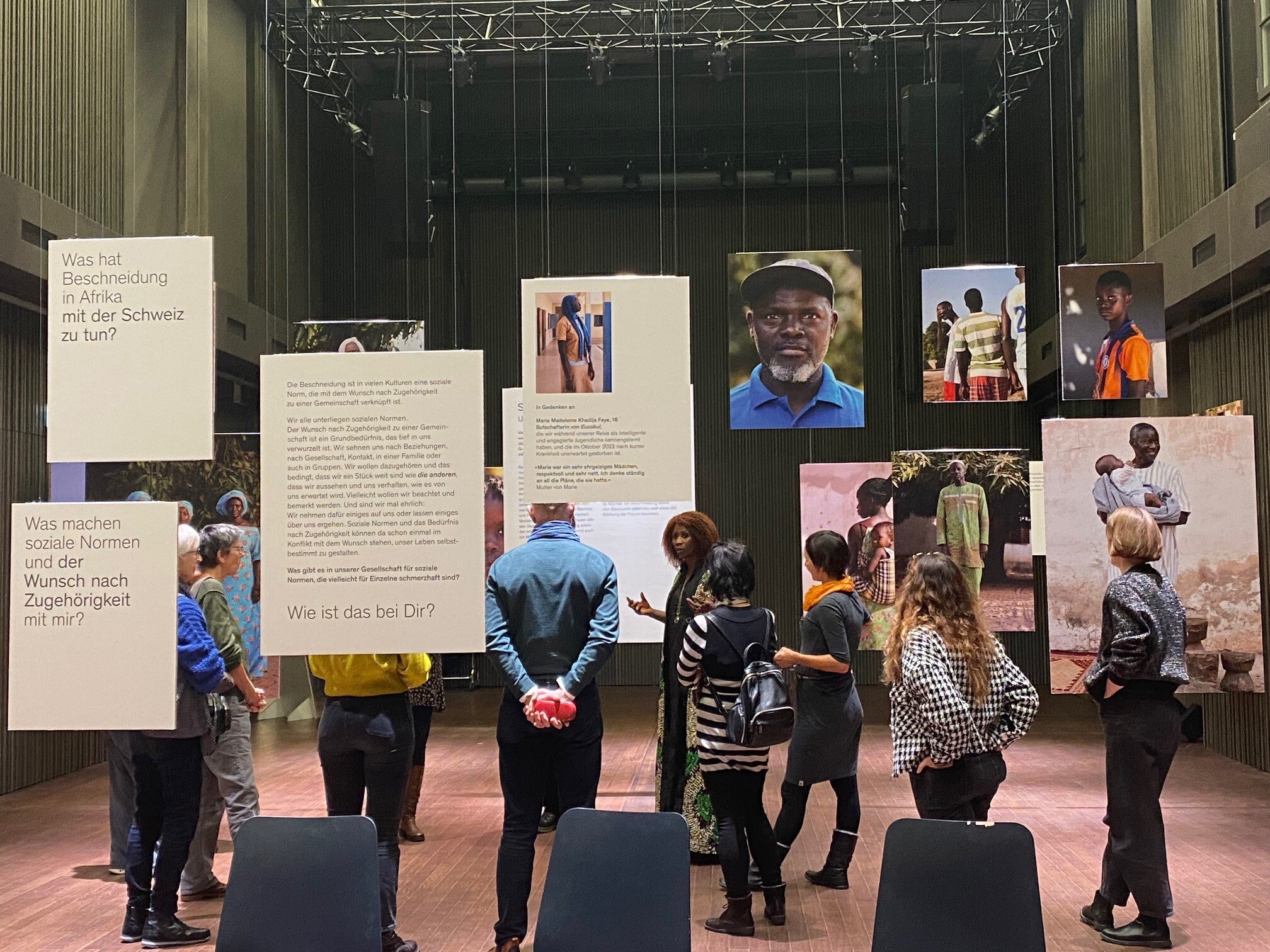 Aufmerksamkeit f&uuml;r ein Tabu-Thema: An der Vernissage zur Ausstellung "Ganz Frau", die sich mit weiblicher Genitalbeschneidung im Senegal befasst.