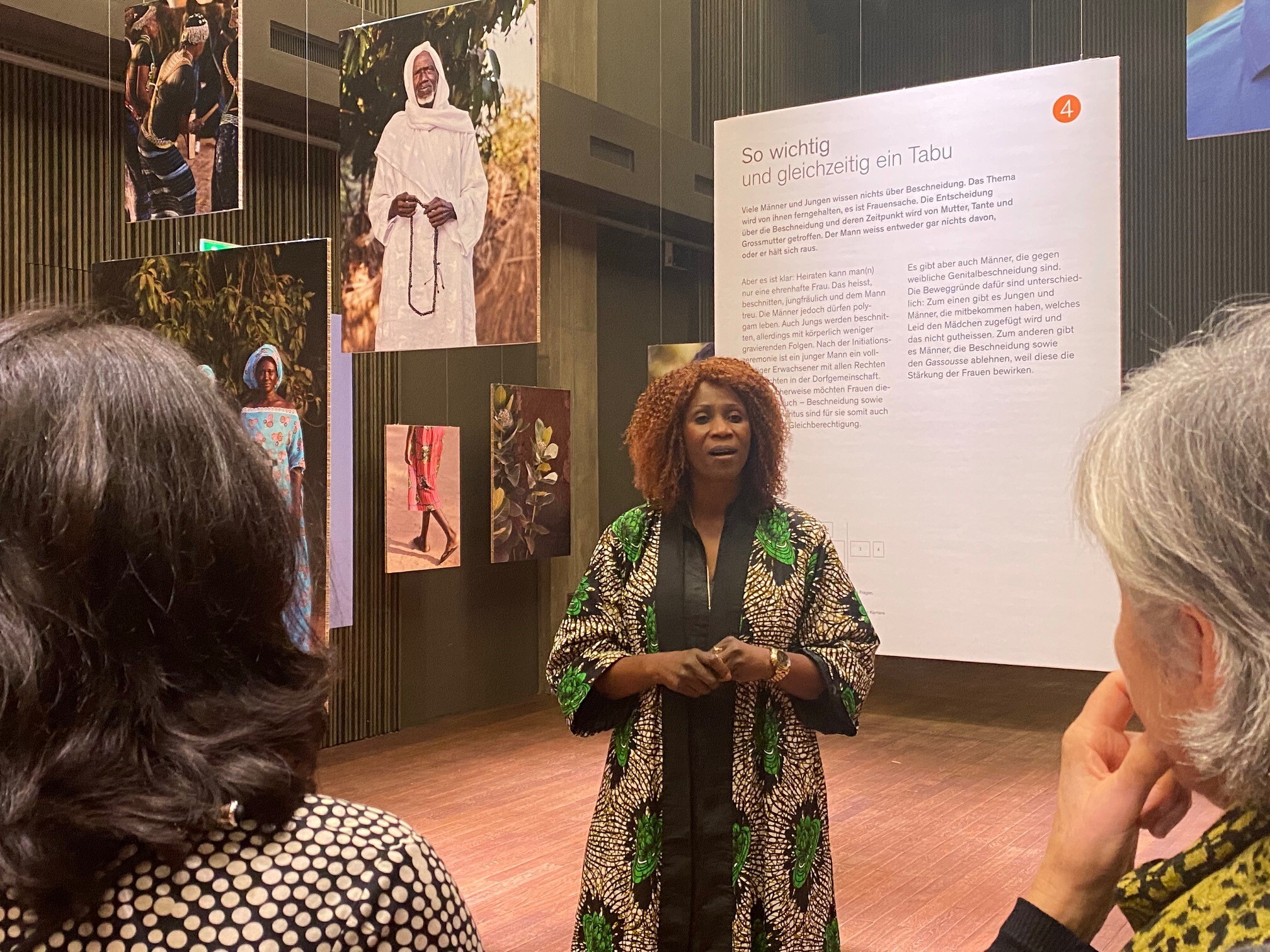 Informationen aus erster Hand: Fatou Diatta, Projektleiterin im Senegal, f&uuml;hrt durch die Ausstellung.