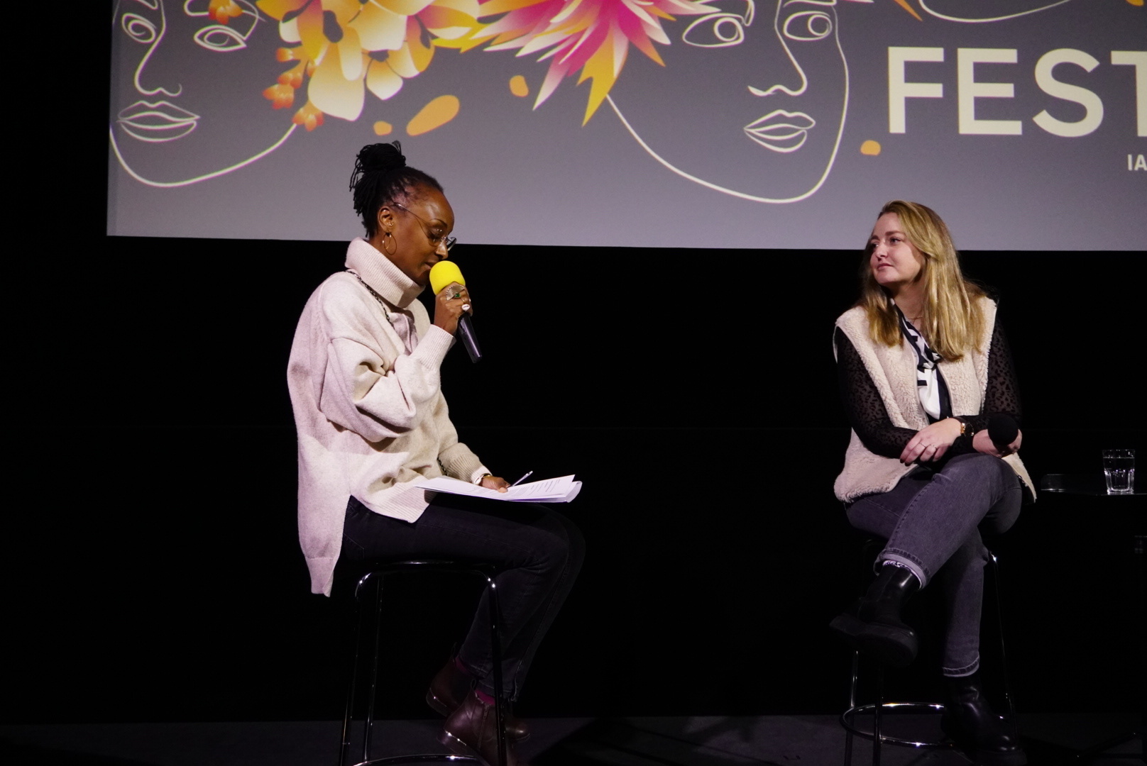 Gespr&auml;che und Begegnungen: Hier Festival-Leiterin Marilyn Umurungi (links) im Gespr&auml;ch.